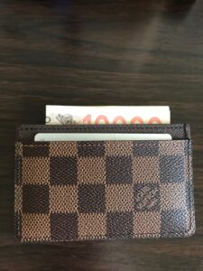 ポルト カルト・サーンプル N61722にカードと二つ折りの1万円札を収納した状態