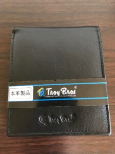 購入直後のTroy Bros黒色二つ折り財布と本革製品の表示